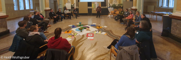 Menschen im Stuhlkreis im Theatersaal Wildbad Rothenburg