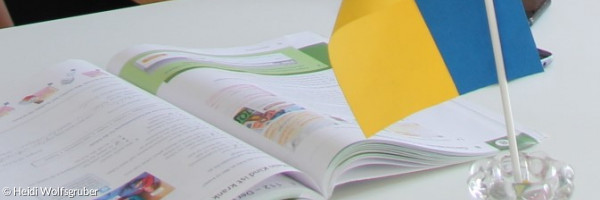 Deutschbuch und Ukrainische Flagge