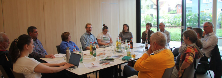 Menschen um einen Tisch