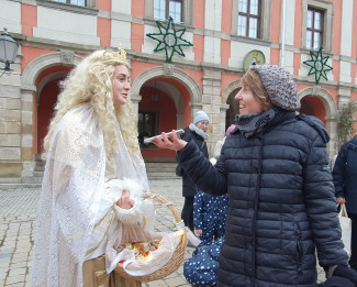 Christkind mit goldenem Haar im Interview mit Pfarrerin