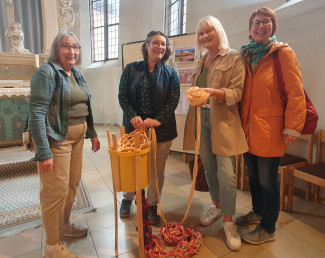 Vier Frauen rund um eine Riesenstrickliesl