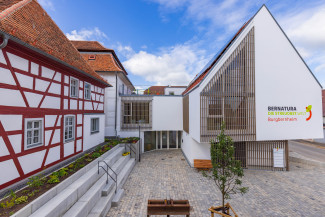 Altes Fachwerkhaus und moderner Anbau