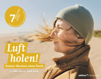 Frau von der Seite am Strand mit Haaren im Wind