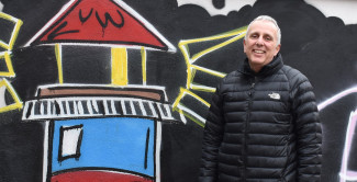 Jürgen Rotter Bildausschnitt vor Graffiti-Wand