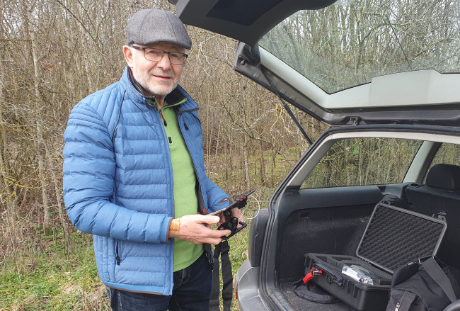 Mann mit Drohne in der Hand