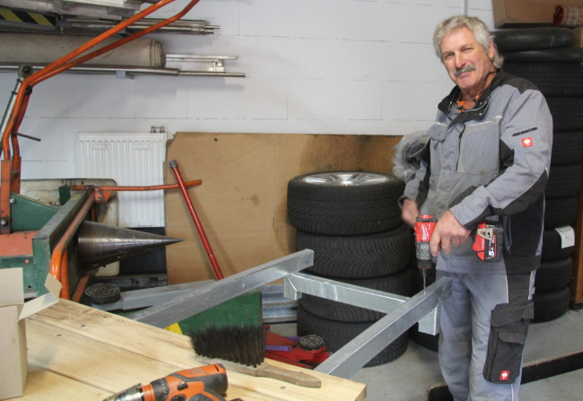 Mann mit Bohrmaschine