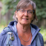 Frau mit Pilgerrucksack