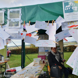 Bunte bemalte Zettel voller Ideen an Pavillon 