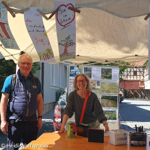 Mann und Frau unter Pavillion