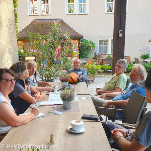 Menschen um einen Tisch